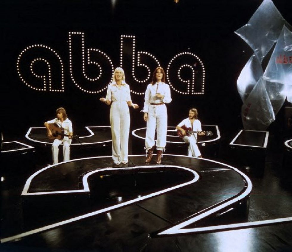 El grupo de pop sueco Abba (de izquierda a derecha) Bjorn Ulvaeus, Agnetha Faltskog, Anni-frid Lyngstad y Benny Andersson, está en el escenario el 18 de noviembre de 1976.