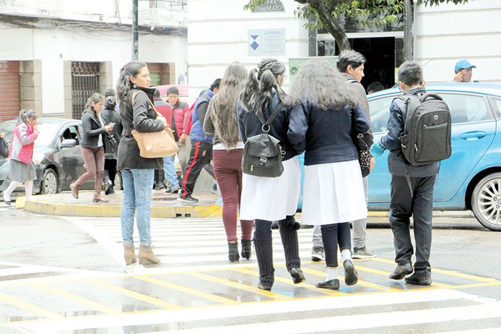 ESPERA. Las estudiantes de escuelas y colegios en el centro de la ciudad llevan más de año sin regresar a las aulas por la pandemia del coronavirus.