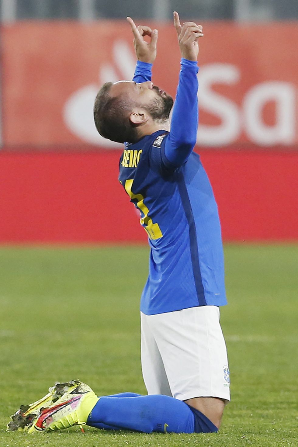 Everton Ribeiro celebra tras anotar contra Chile durante el partido de clasificación al Mundial Qatar 2022.