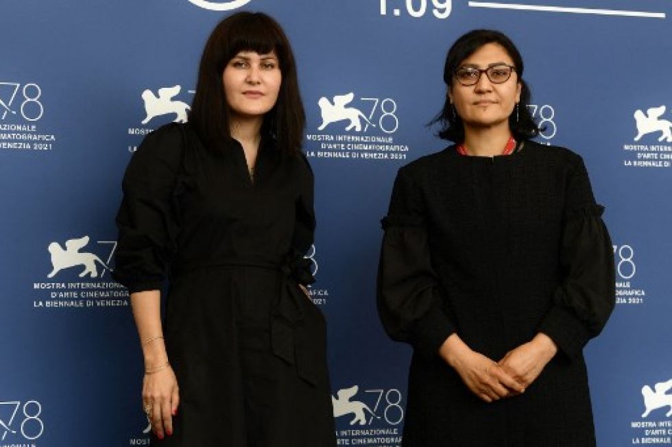 Las directoras afganas Sahraa Karimi y Sarah Mani (d) en un 'Panel internacional sobre Afganistán y la situación de los cineastas y artistas afganos'