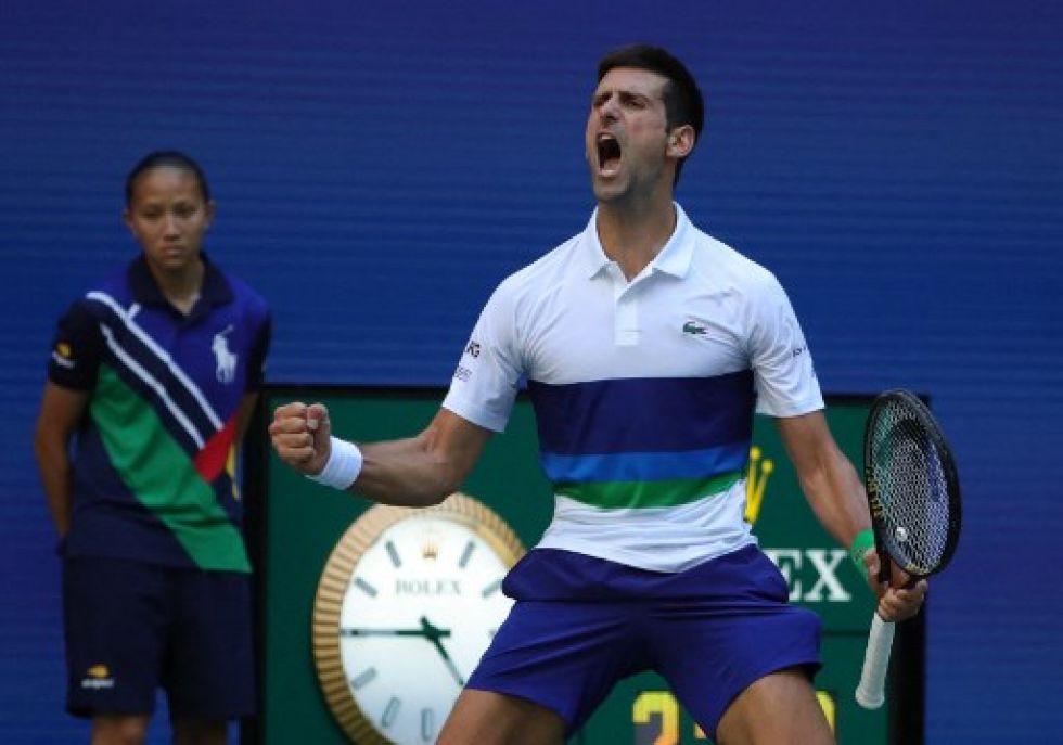 El serbio Novak Djokovic celebra un punto contra el japonés Kei Nishikori durante el partido de tercera ronda de individuales masculinos del torneo US Open.