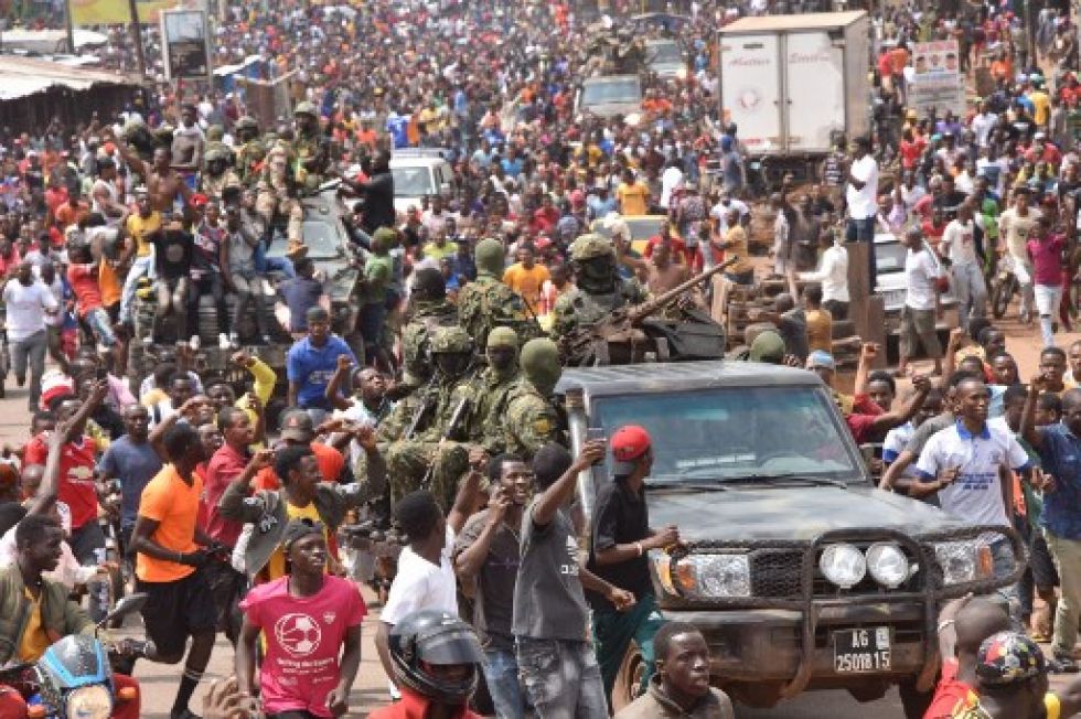 La gente celebra en las calles con miembros de las fuerzas armadas de Guinea después del arresto del presidente de Guinea, Alpha Conde, en un golpe de estado en Conakry.