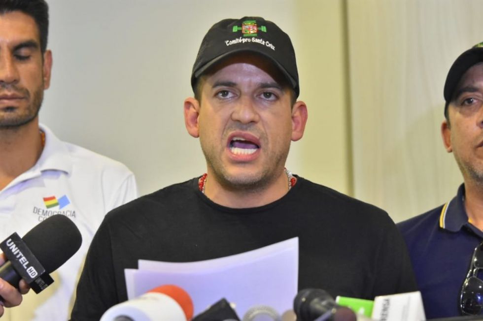 Piden que el gobernador de Santa Cruz, Luis Fernando Camacho, sea citado por la Fiscalía.