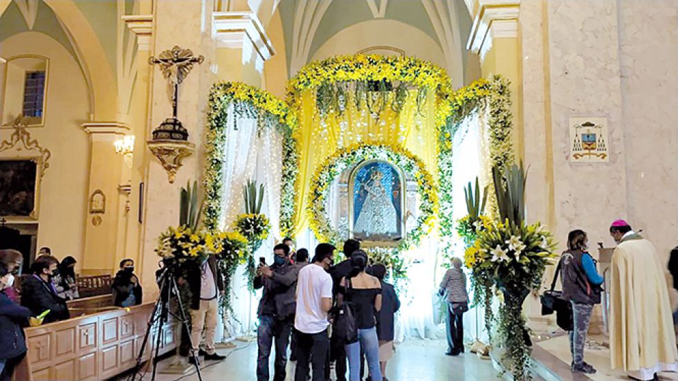 IMAGEN. La Virgen de Guadalupe recibe el cariño de los devotos en la Catedral Metropolitana.
