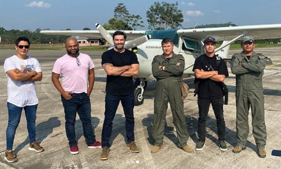 Los productores del documental de Evo Morales junto con pilotos de la FAB.