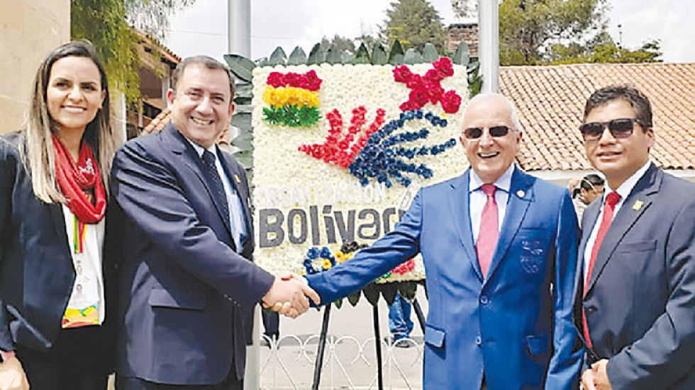 Baltazar Medina (d) junto al presidente del Comité Olímpico Boliviano, Marco Arze, en una visita pasada.