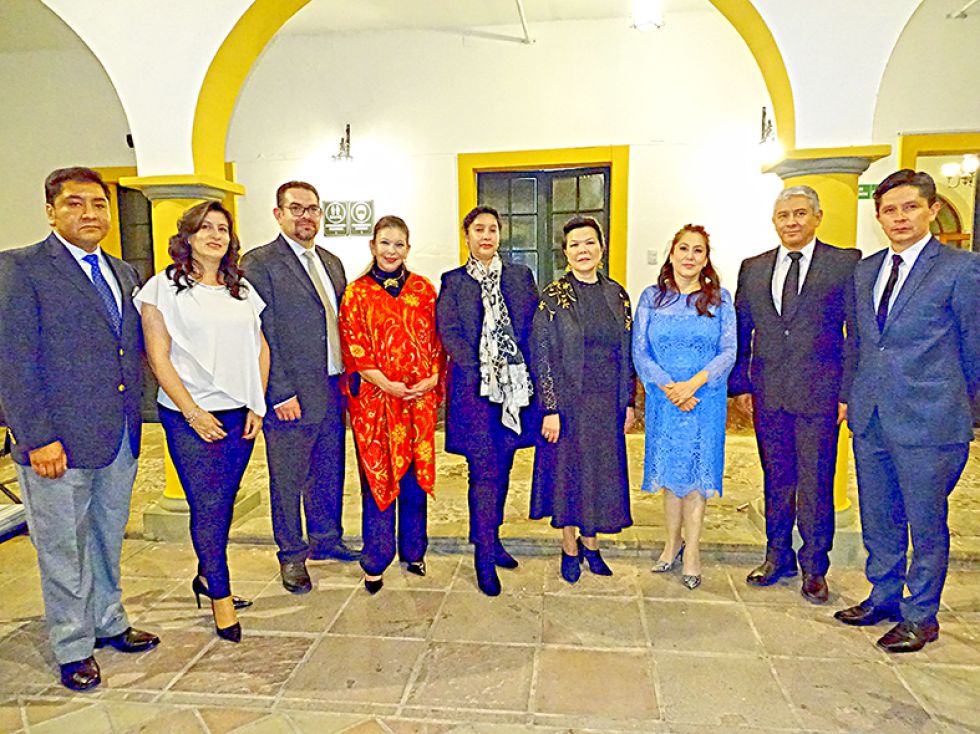 Mario Orías, Liliana Pradel, Roberto Corrales, María Mercado, Jimena de Corrales, Terumi Matsuo, Carmen Almendras, Marcelo Poveda y Gastón Serrano