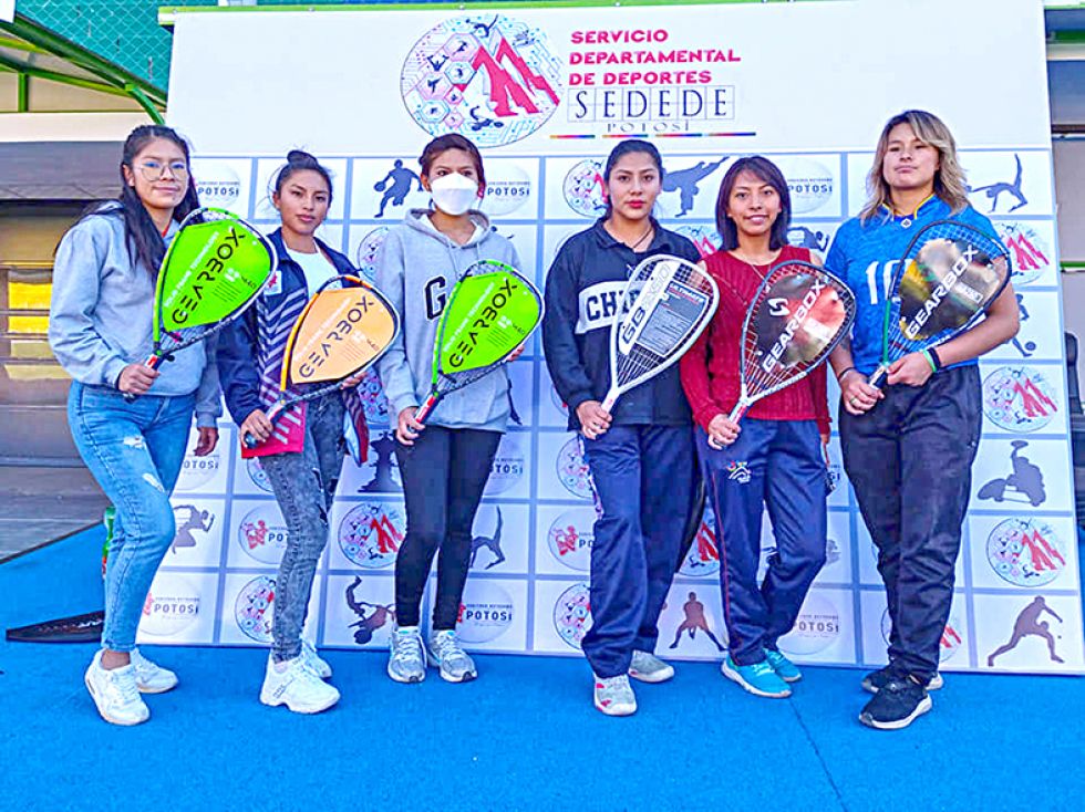 Campeonas de raqueta frontón reciben reconocimiento