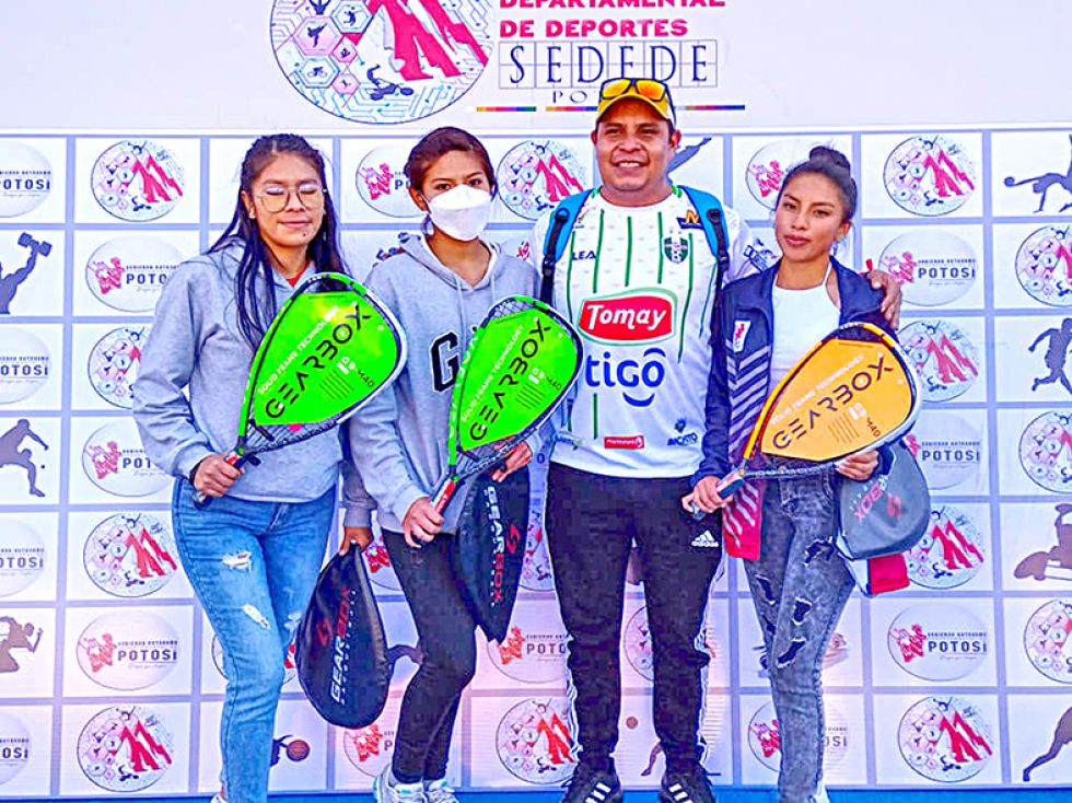 Campeonas de raqueta frontón reciben reconocimiento
