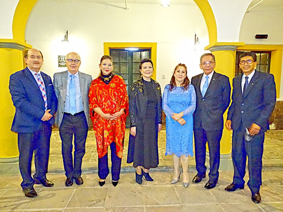 Roberto Taboada, Mario Paredes, María Mercado, Terumi Matsuo, Carmen Almendras, Jose Luis Rodriguez y Edwin Flores