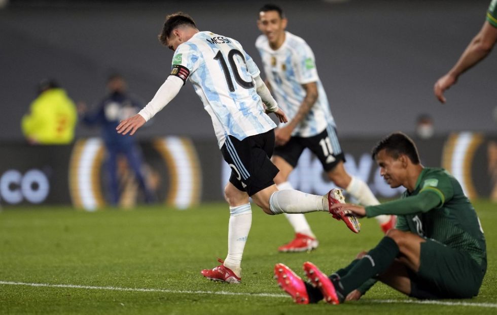 Lionel Messi celebra en medio de la desazón boliviana. 