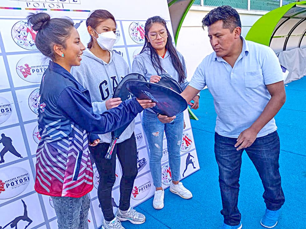 Campeonas de raqueta frontón reciben reconocimiento