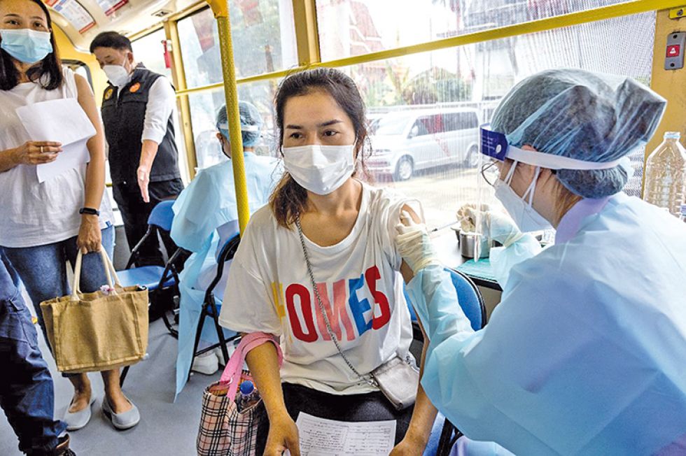 VACUNACIÓN. Una mujer reciba una dosis de la vacuna AstraZeneca en Tailandia.
