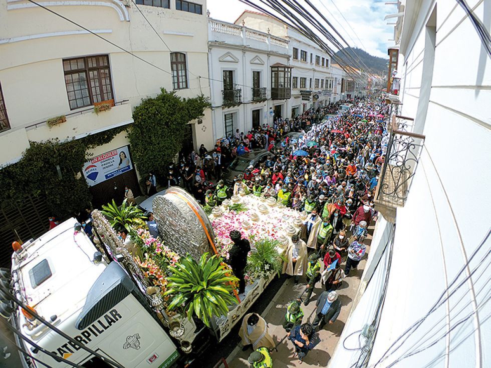 La procesión del 8 de septiembre recorrió el centro de la capital.