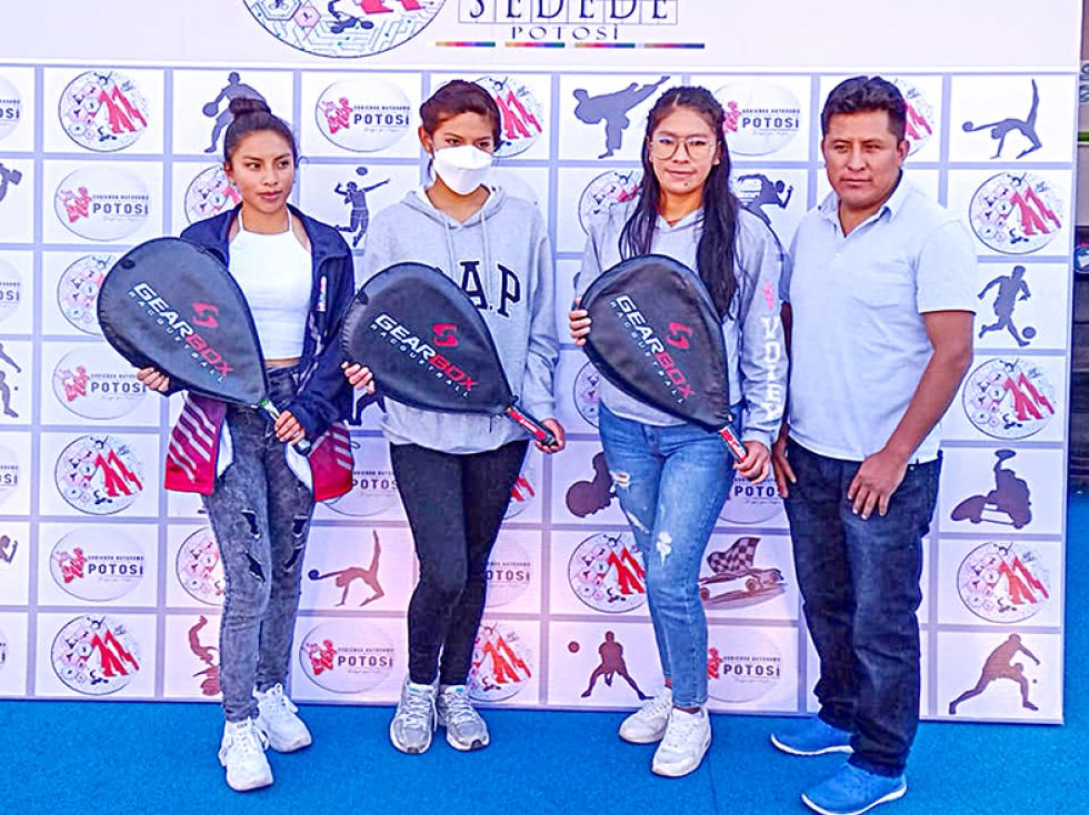 Campeonas de raqueta frontón reciben reconocimiento