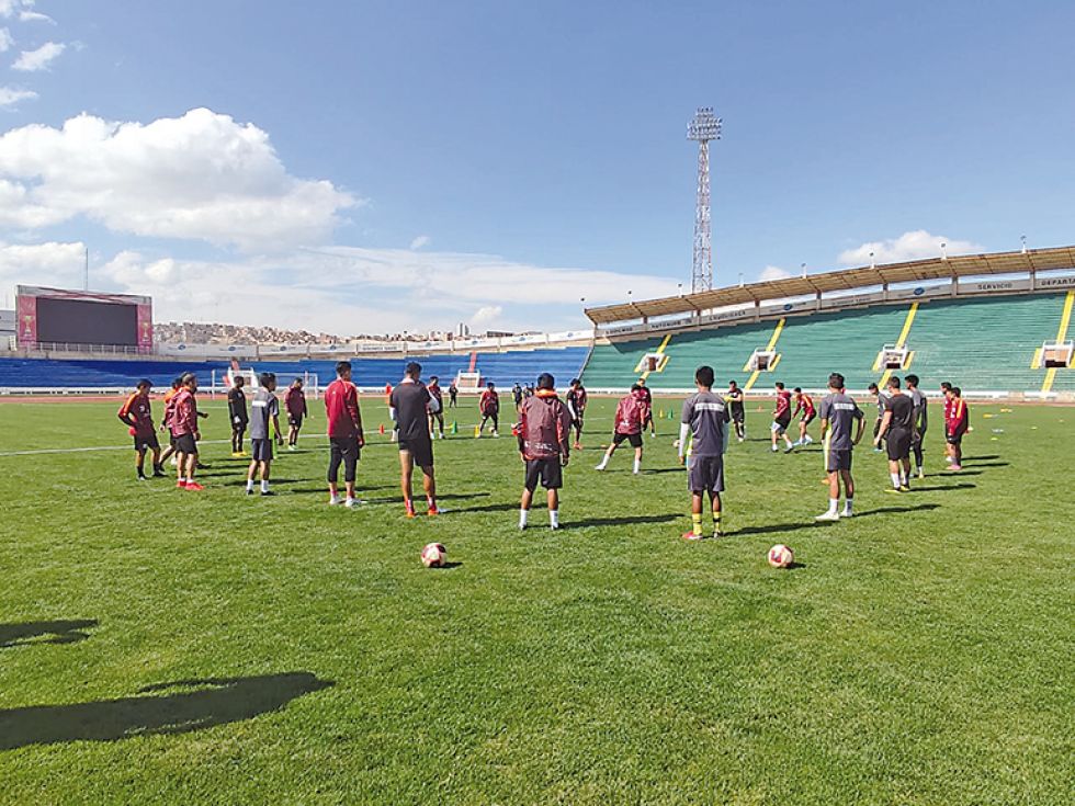 El equipo albirrojo entrenó ayer en el estadio Patria pensando en el partido de este domingo, frente a The Strongest.
