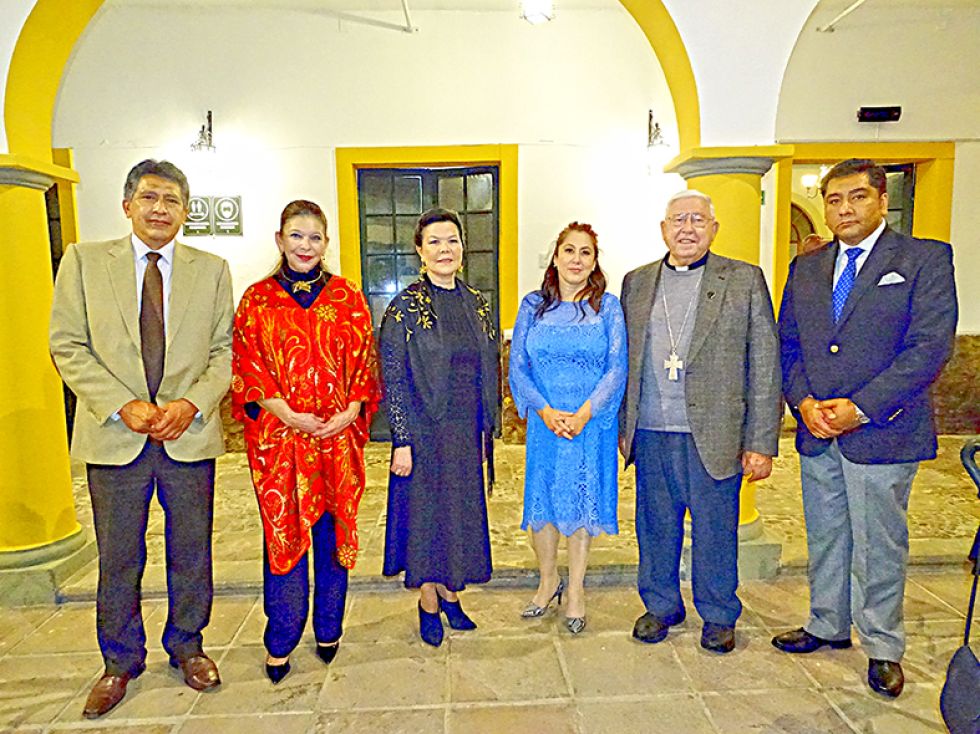 Celin saavedra, María Mercado, Terumi Matsuo, Carmen Almendras, Monseñor Jesús Juárez y Mario Orías.