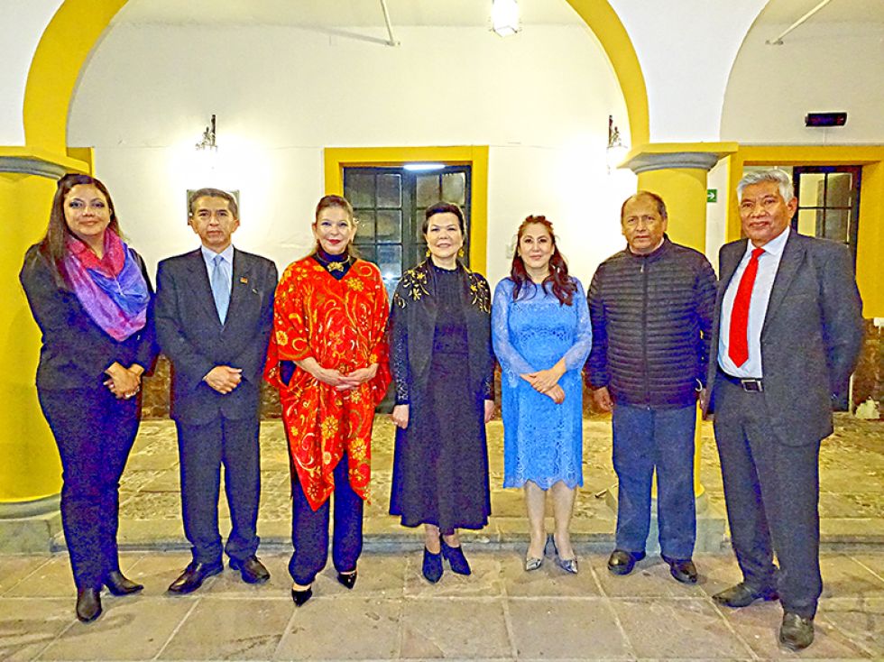 Lucía Montalvo, Roberto Aracena, María Mercado, Terumi Matsuo, Carmen Almendras, Arzobispo Ricardo Centellas y Félix Almendras