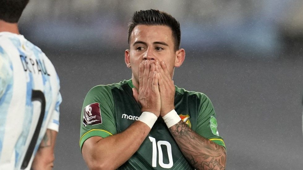 Henry Vaca se lamenta una ocasión de gol perdida para Bolivia. 
