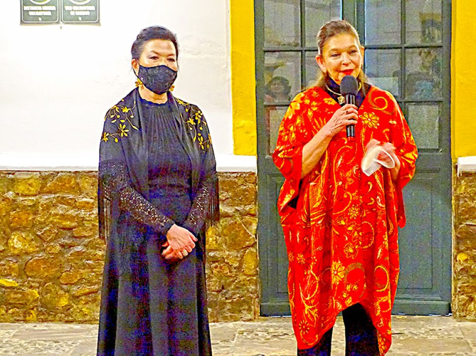 Terumi Matsuo de Claverol, embajadora de Paraguay y María Teresa Mercado Pérez, embajadora de México.
