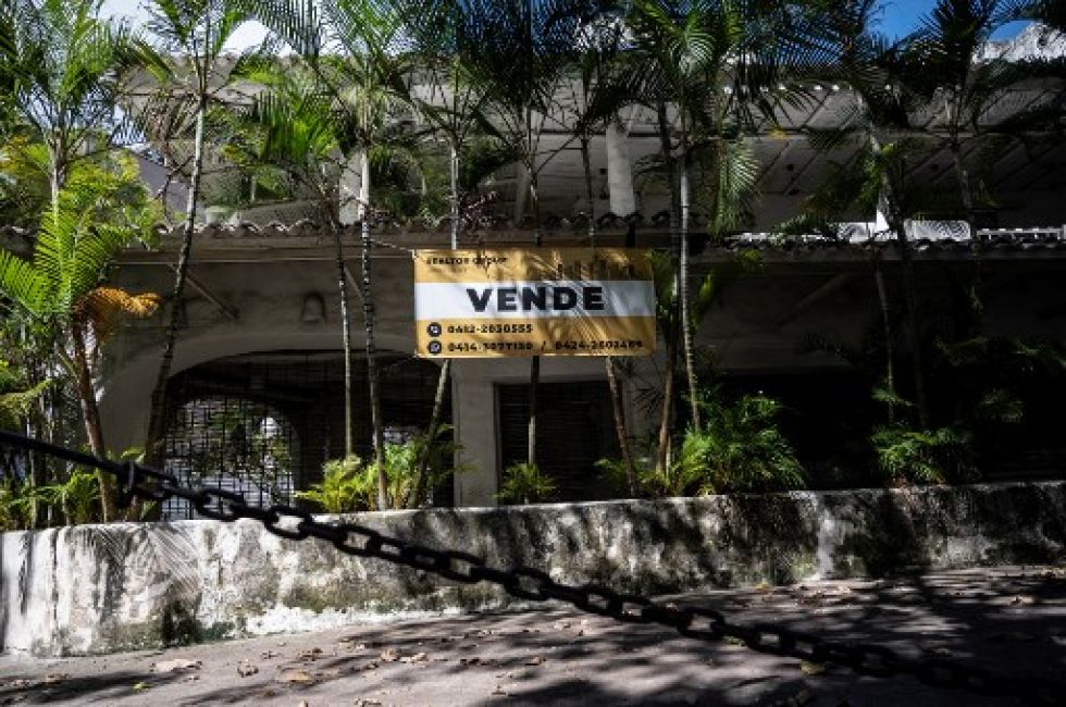 La compra venta de inmuebles sufre los efectos de una grave crisis económica, agravada por la rápida depreciación de la economía local.