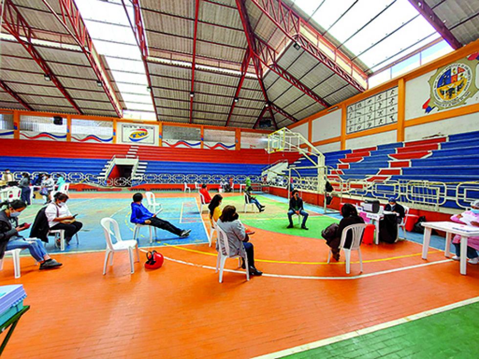 VACUNATORIO. La vacunación con la segunda dosis de la Sputnik V en el Coliseo Universitario tuvo inconvenientes, ayer.