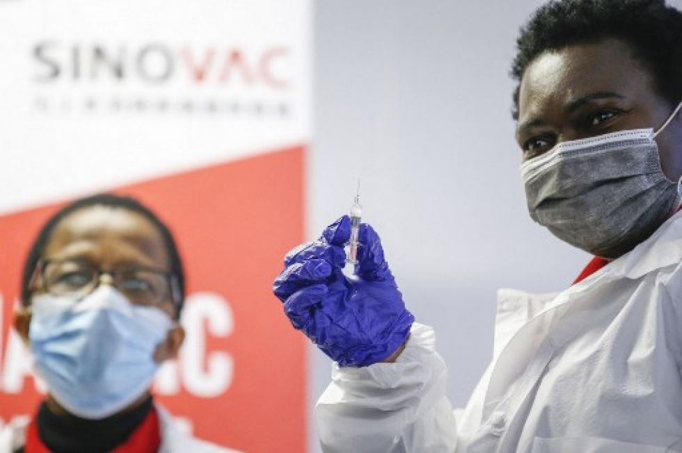 Un trabajador de salud sostiene una vacuna antes de administrarla a un menor durante el ensayo clínico de la vacuna Numolux / Sinovac Peadiatric Covid-19.