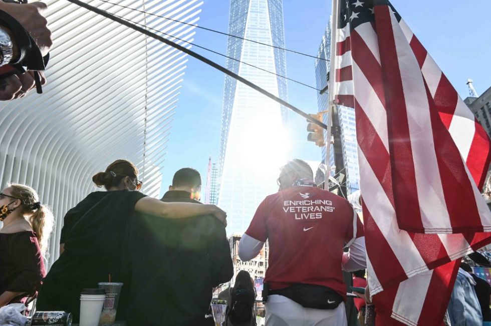 Una pareja se abraza cerca de las ceremonias por el 20 aniversario de los ataques del 11 de septiembre en el World Trade Center.