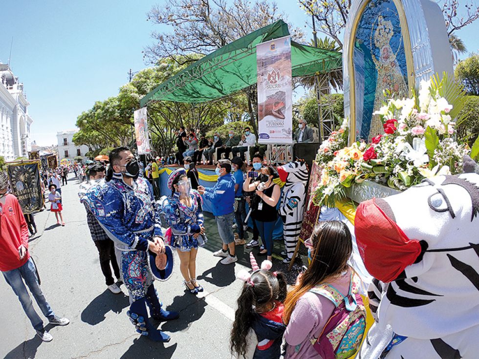 ACTIVIDAD. Todo concluyó a los pies de la Patrona de Sucre, frente a la Catedral.