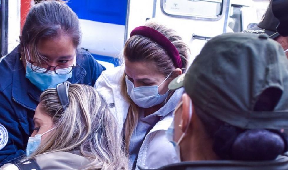 La expresidenta Jeanine Áñez, una de las ocasiones en que fue trasladada de la cárcel Miraflores para una revisión médica, en agosto.