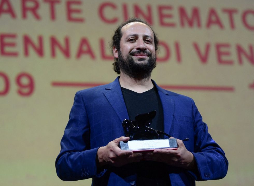 El director boliviano Kiro Russo con el Premio Especial del Jurado Orizzonti por "El Gran movimento".