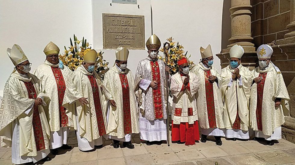 CATEDRAL. Las autoridades eclesiásticas luego del descubrimiento de la plaqueta tallada en piedra.
