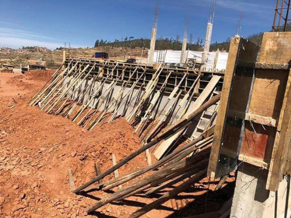 PARALIZADO. Estado actual del Complejo Municipal de Raquetas que se construye en la zona El Sancho, Distrito 5, para los I Juegos Bolivarianos de la Juventud Sucre.