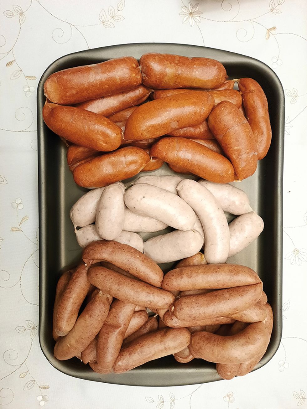 Willy Schütt Ávila, propietario de “Lecker Schütt”, junto a unas muestras de sus productos.