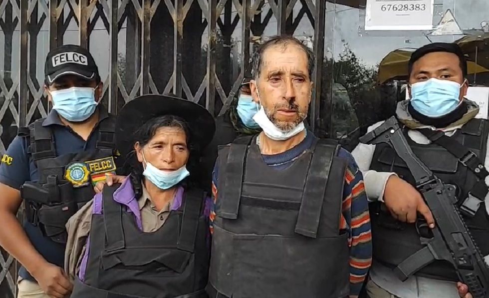 El acusado del asesinato (2d) junto con su hermana, aprehendidos por la Policía.