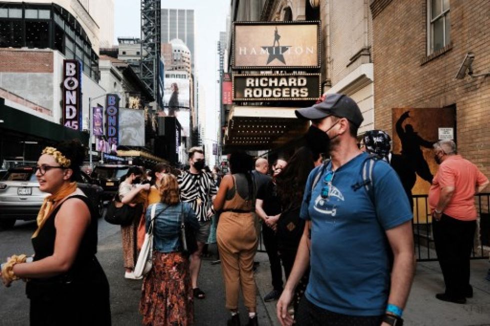 Fans, medios de comunicación y miembros del elenco se reúnen afuera del Teatro Richard Rodgers donde se prepara el musical "Hamilton"