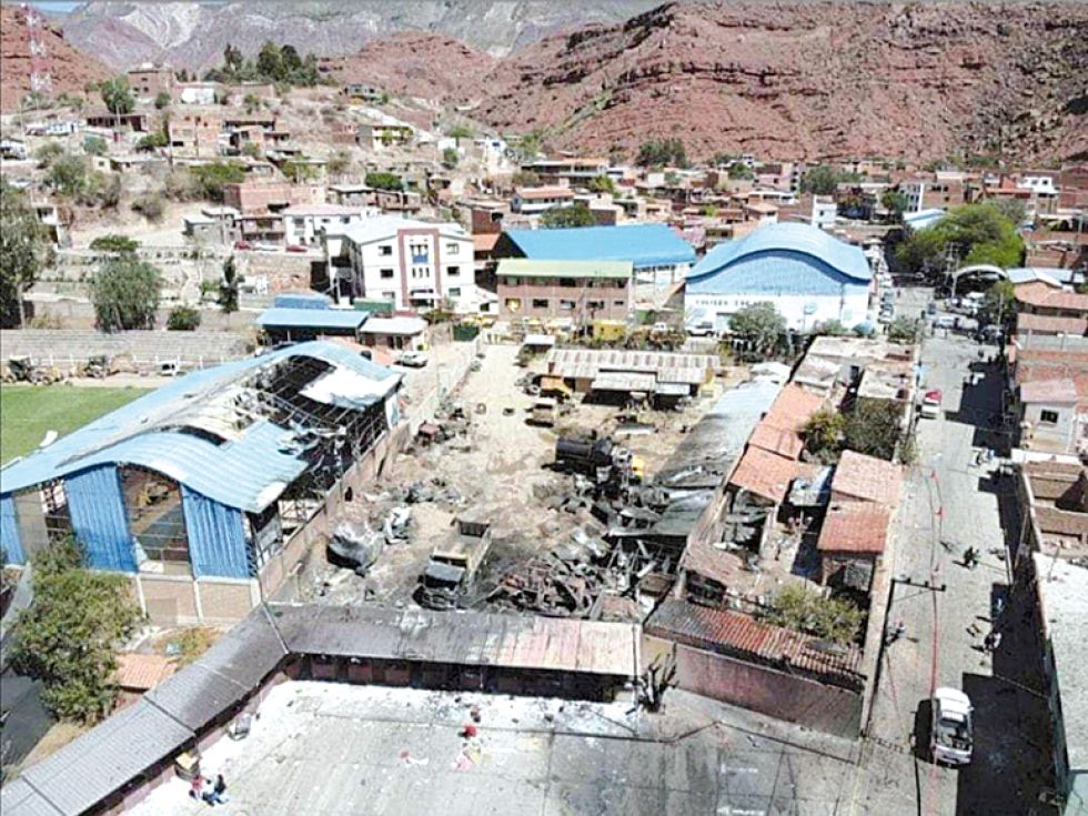 CAMARGO. Vista panorámica del Estado en qué quedó el campamento del Sedcam y propiedades vecinas por el incendio de la tarde del lunes.