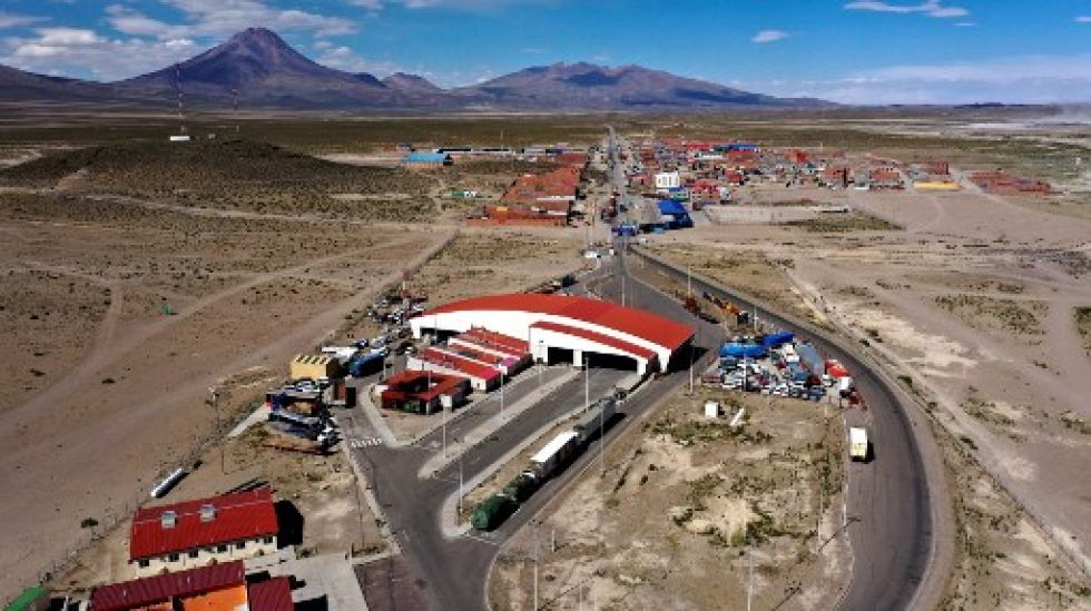 Vista del paso fronterizo común de Colchane, en la línea divisoria internacional entre Bolivia y Chile.