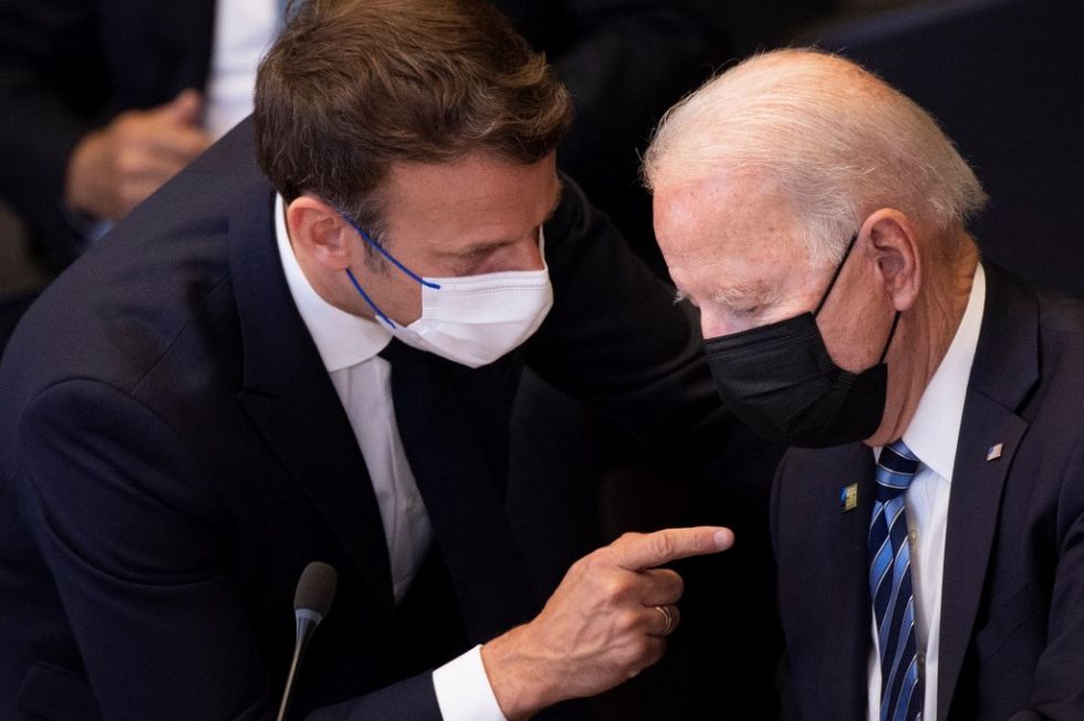 El presidente de Francia, Emmanuel Macron, y el presidente de Estados Unidos, Joe Biden, en una reunión de la OTAN, en junio.