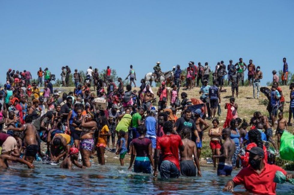 Decenas de inmigrantes haitianos se agolpan cerca de la frontera de Estados Unidos con México para tratar de ingresar por los pasos ilegales.