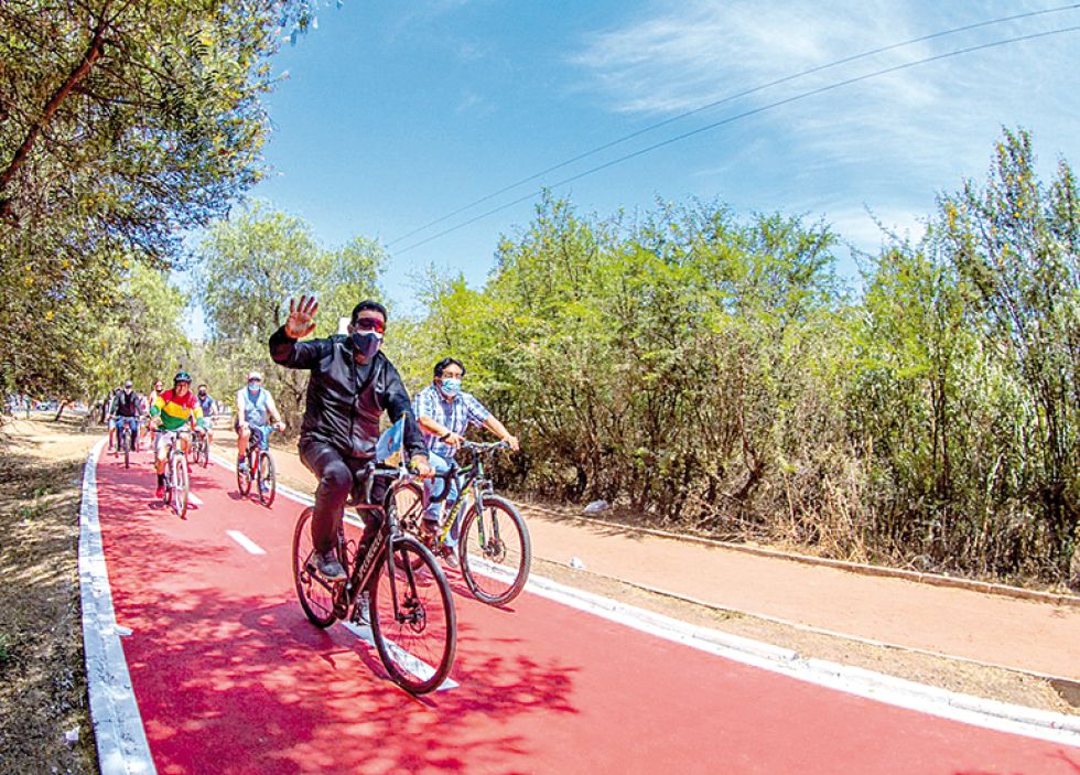 ALALAY. El alcalde Manfred Reyes VIlla durante una inauguración de obras, ayer.