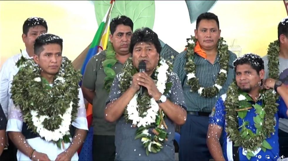 Evo Morales (c) tras ser ratificado como presidente de las seis federaciones del trópico.
