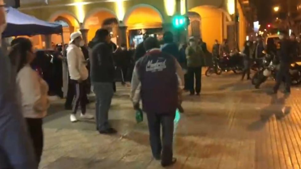 Momento en el que el periodista Miguel Rojas, de Opinión, intentaba filmar y debió cortar su transmisión.