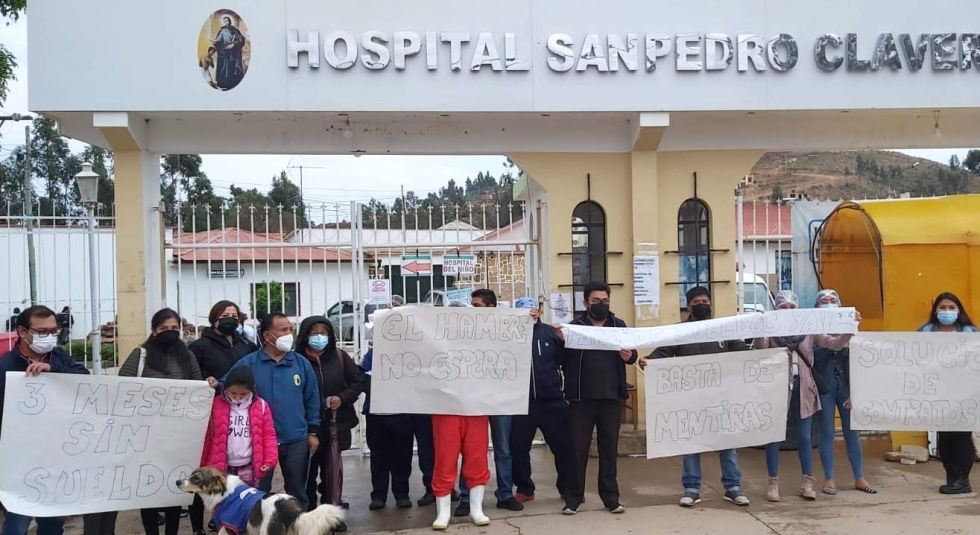 La protesta de los funcionarios de salud durante la tarde en las afueras del hospital.