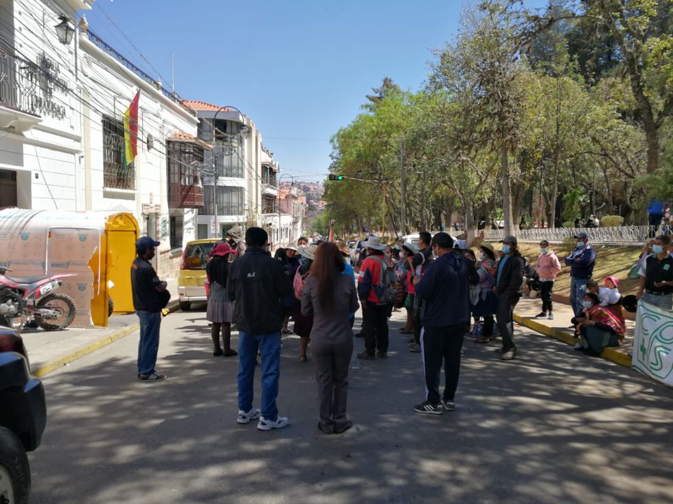 La protesta de los vecinos en puertas de la Fiscalía departamental.