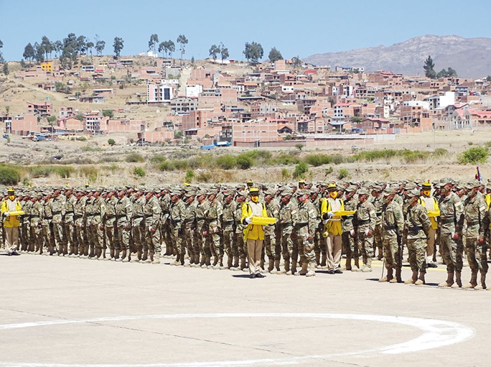 SERVICIO. El acto de licenciamiento se realizó ayer en el aeropuerto Juana Azurduy de Padilla.