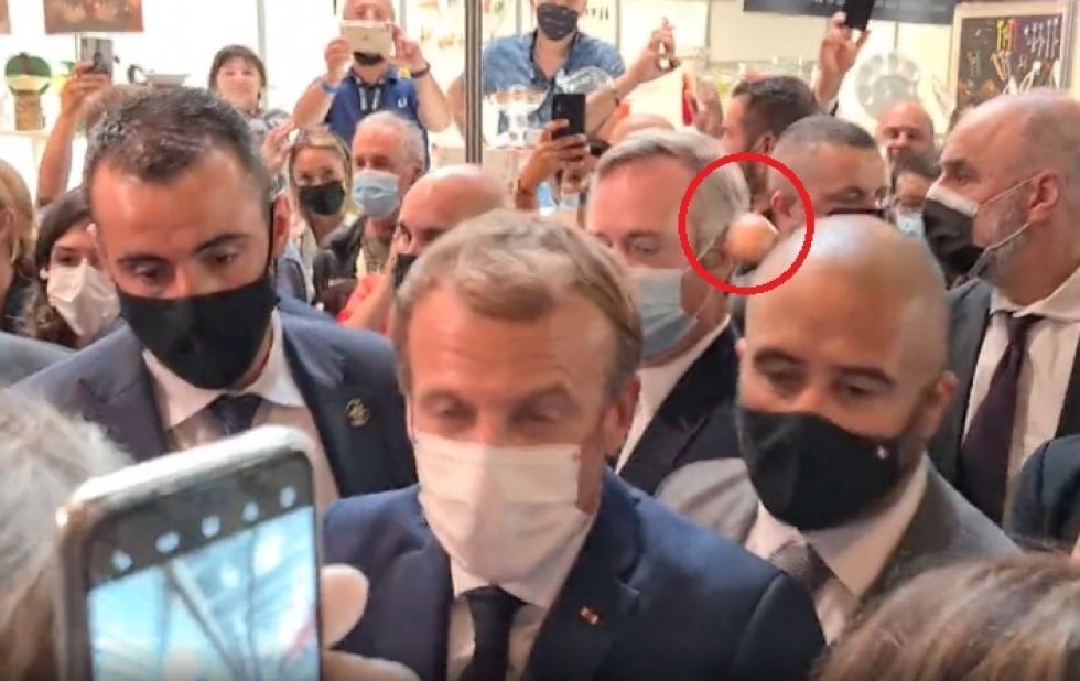 Momento en el que un joven le lanza un huevo al presidente francés Emmanuel Macron en medio de la multitud.