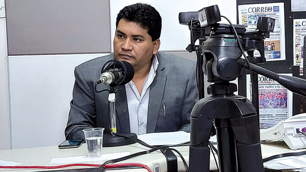 ENTREVISTADO. Martín Maturano, delegado presidencial al Consejo Nacional del Bicentenario, en la cabina de Correo del Sur Radio FM 90.1.