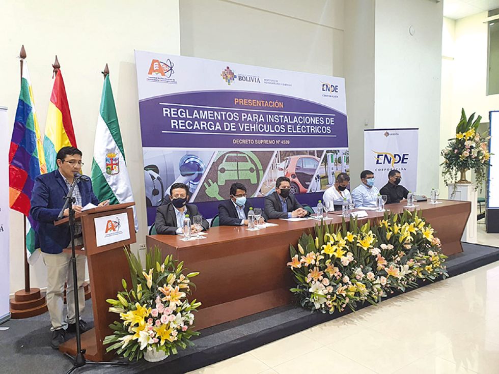 SANTA CRUZ. El ministro de Hidrocarburos y Energía, Franklin Molina, en su discurso de circunstancia durante el acto del sábado en la Expocruz 2021.