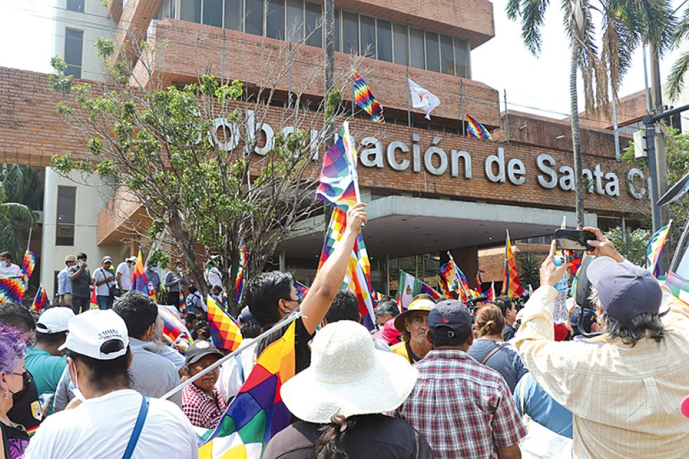 PROTESTA. Sectores afines al MAS, se autoconvocaron ayer en la Gobiernación para protestar.